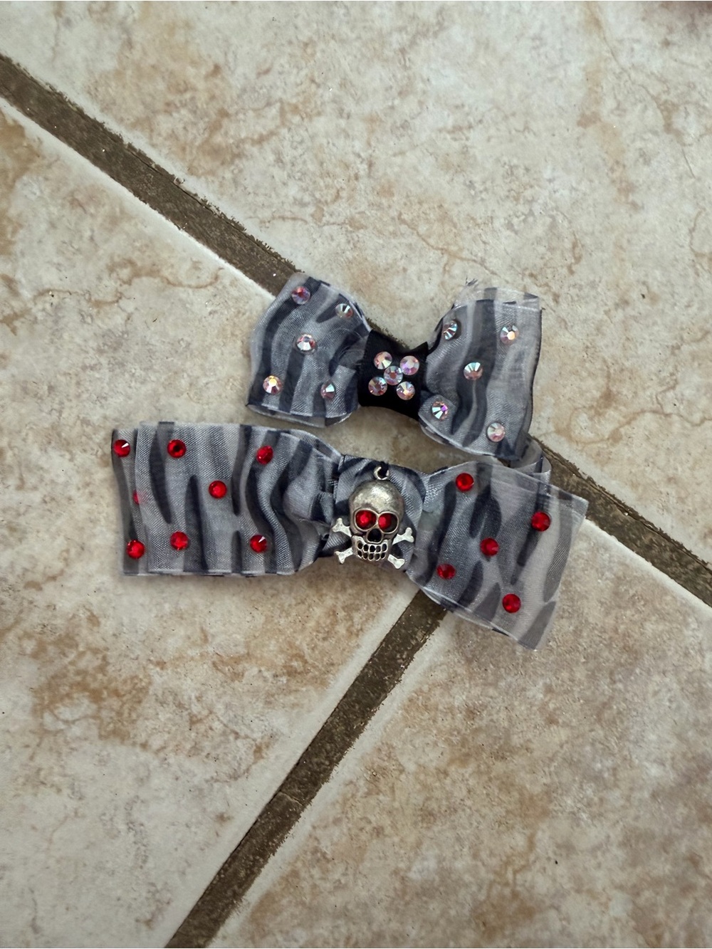 Kids Skull Accent Bow Hair Clips in Gray with Red Gems